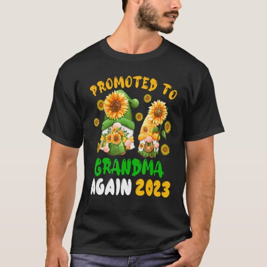 2023おばあちゃんに昇格しましたまた花のノーム2体デザイン Tシャツ (正面)
