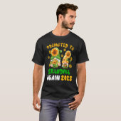 2023おばあちゃんに昇格しましたまた花のノーム2体デザイン Tシャツ (正面フル)