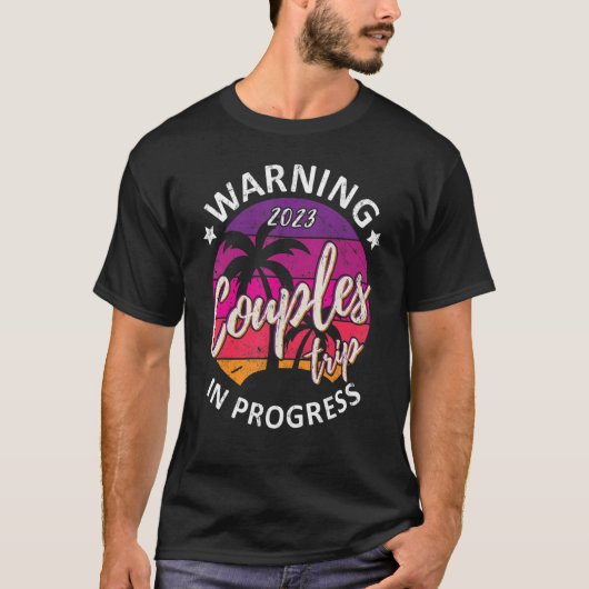 2023おもしろい年のカップル旅行の進行レトロ Tシャツ (正面)