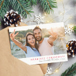 2023シンプル年PHOTOメリークリスマス赤い書道 シーズンカード<br><div class="desc">kat massard >>> WWW.SIMPLYSWEETPAPERIE.COM <<<赤いグリーティングを使用したシンプルデザイン（変更できる）と名前の署名。あなたの美しい家族を水平な写真で表示する最大の領域</div>