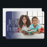 2023ファミリーフォトエレガントタイプモダンネイビーフェード シーズンカード<br><div class="desc">kat massaard >> WWW.SIMPLYSWEETPAPERIE.COM <<<<引用文エレガント「JOYFUL」とセリフタイポグラフィを組み合わせエレガントて、裏面に無地の色を付けたカードデザイン与えは、個人メッセージを手書きで書く機会がある。トレンディーエッジ正方形の写真を前面に写真を撮お気に入りのる！</div>