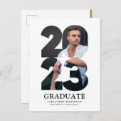 2023モダンタイポグラフィトレンディー写真卒業 インビテーションポストカード (正面/裏面)