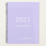 2023ラベンダーパープルスクリプトモノグラム名モダン プランナー手帳<br><div class="desc">2023 Lavender Purple Monogram独自のスクリプト名を追加2022カレンダーの結婚イベントプランナー。これは、最高の甘い16歳の誕生日、結婚ブライダルシャワー、記念日、赤ちゃんシャワーまたはバチェロレッテギフトを作る誰かがグラームの豪華さとシックなスタイルを愛する。</div>