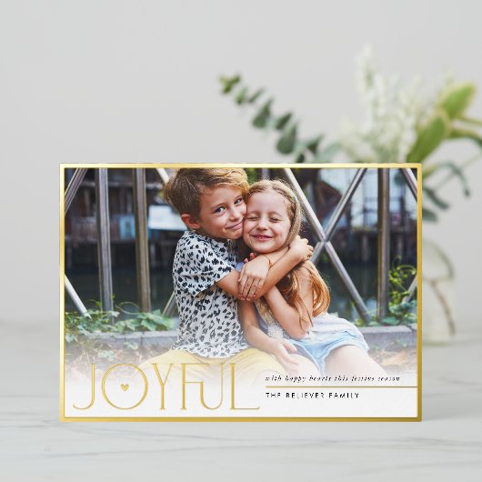 2023家族の写真の子供たちモダンうれしそうなハート赤 箔シーズンカード (立ち正面)