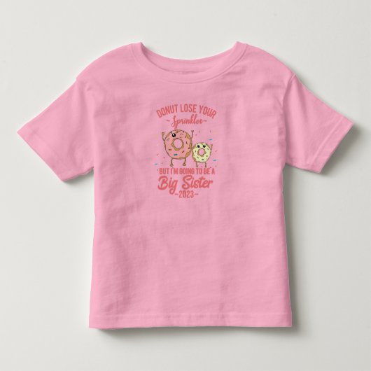 2023年お姉さんになります 妊娠のお知らせ トドラーTシャツ (正面)