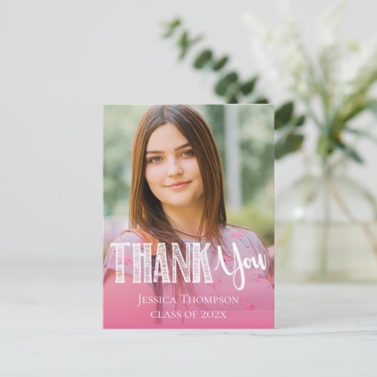 2023年かわいいピンクのクラス卒業写真ありがとう ポストカード (スタンド正面)