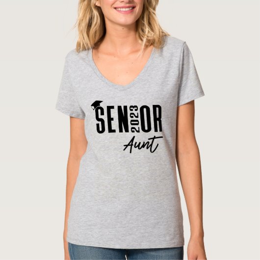 2023年のシニア叔母の卒業キャップタッセルクラス  Tシャツ (正面)