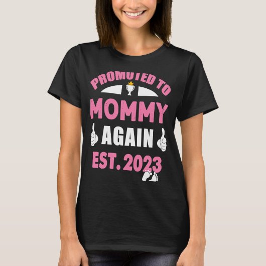 2023年の妊娠アナウンスメントで再びママに昇進 Tシャツ (正面)