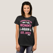 2023年の妊娠アナウンスメントで再びママに昇進 Tシャツ (正面フル)