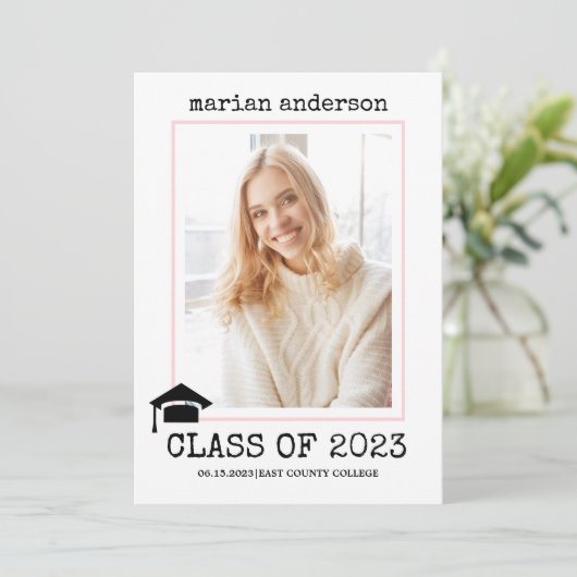 2023年タイプライターピンクの卒業写真のクラス 招待状 (スタンド正面)