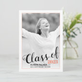 2023年モダンのスクリプトのコーラル縁ど写真のクラス 招待状 (スタンド正面)