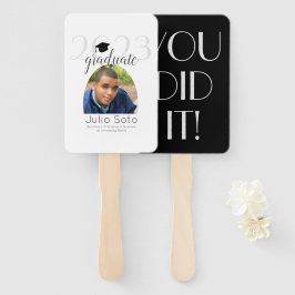 2023年モダン3月の卒業タイポグラフィ写真 ハンドファン