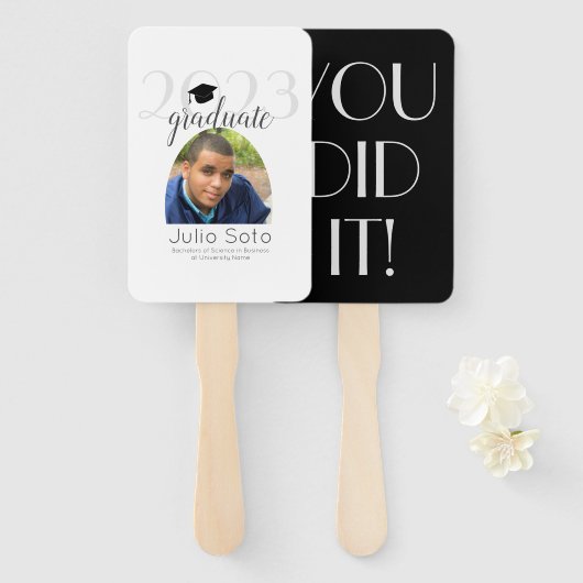 2023年モダン3月の卒業タイポグラフィ写真 ハンドファン (正面&裏面)