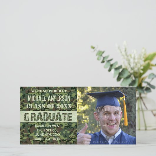 2023年卒業カモフラージュカスタムフォトグリーン 案内状 (スタンド正面)