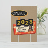 2023年度卒業おめでとう　レトロなビルボード　クラフト紙風 案内状 (スタンド正面)