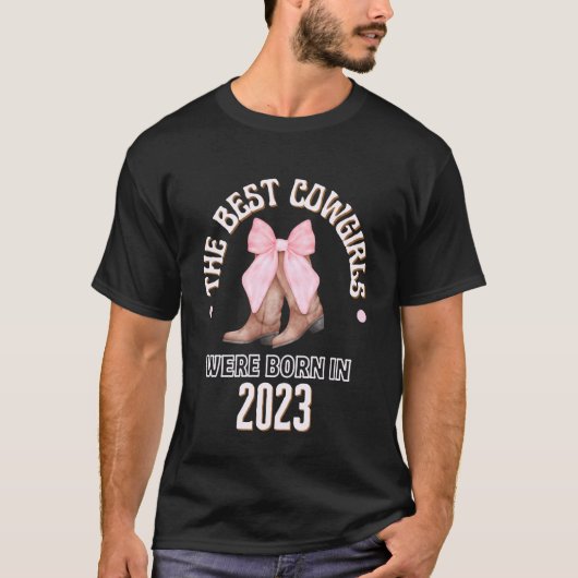 2023年生まれの最高のカウガール ウエスタン バースデーギフト Tシャツ (正面)