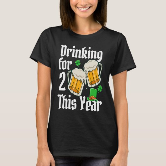 2023年聖パトリックの日の妊娠中のお酒は2人分 ママ Tシャツ (正面)