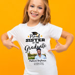 2023年誇りを持ったの大学院写真名の妹 Tシャツ<br><div class="desc">お兄祝様の卒業は、このTシャツを使用して卒業しますモダン。このTシャツは黒いフォントで誇りを持った「卒業の姉妹」のキャプションを備え、金のタッセル付きのグラッドキャップとコンテンポラリーして表示されます。本Tカスタマイズシャツは卒業生の写真、卒業年、学名のテンプレート欄を編集して簡単に編集できる。このTシャツは、家族のコーディネートが多い「卒業家族マッチングTシャツ」の一部だ。その他のリクエスト、パーソナライズ、色の変カスタム更またはの注文に関して感じは連絡、acherryonthecake@hotmail.comで無料でご連絡ください(1-2の作業日を許可してください)。</div>