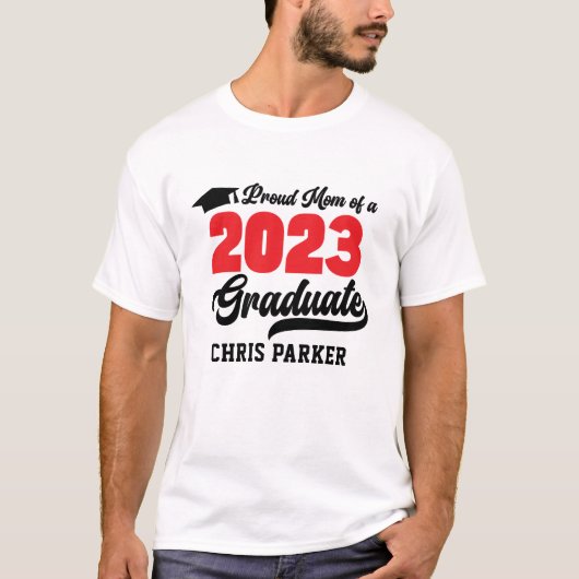 2023年誇りを持った卒業の赤いスクリプモダントのMOM Tシャツ (正面)