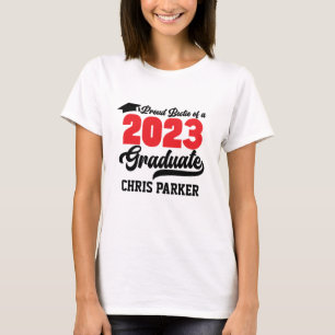 2023年誇りを持った卒業の赤い台本のはっきりした要約 Tシャツ