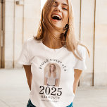 2023年誇りを持った卒業アーチフォトシスター Tシャツ<br><div class="desc">2023年誇りを持った卒業。特に新卒者の姉妹はプライドと衣服する。あなたの兄弟姉妹の写真はアーチの形の中にあり、一年大はっきりしたきく、大学院の名前と高校。必要に応じて文字を簡単にカスタマイズし、写真を独自のポートレート向きに置き換える。必要な文字の色をもし編集オプションで変更できる。</div>