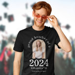 2023年誇りを持った卒業 Tシャツ<br><div class="desc">2023年誇りを持った卒業。特に新卒者の兄弟がプライドと衣服する。あなたの兄弟姉妹の写真はアーチの形の中にあり、年は大きく、大学院の名はっきりした前を持つ。必要に応じて文字を簡単にカスタマイズし、写真を独自のポートレート向きに置き換える。必要な文字の色をもし編集オプションで変更できる。</div>