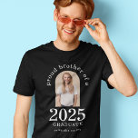 2023年誇りを持った卒業 Tシャツ<br><div class="desc">2023年誇りを持った卒業。特に新卒者の兄弟がプライドと衣服する。あなたの兄弟姉妹の写真はアーチの形の中にあり、年は大きく、大学院の名はっきりした前を持つ。必要に応じて文字を簡単にカスタマイズし、写真を独自のポートレート向きに置き換える。必要な文字の色をもし編集オプションで変更できる。</div>
