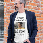 2023年誇りを持った卒業Tシャツの父 Tシャツ<br><div class="desc">あなたの子供の成果の成功のプライドと輝く！その後誇りを持った、卒業式のTシャツでパーソナライズされた、お子様の写真や文字「2023年の卒業生の父誇りを持った」、その名前、高校/大学の写真を取り上げ、その様子を見せてみよう。</div>