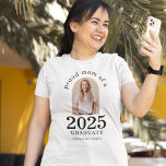 2023年誇りを持った卒業TシャツのArch Photo Mom Tシャツ<br><div class="desc">2023年誇りを持った卒業。特に新しく卒業した学生のママはプライドと衣服する。あなたの卒業生の写真はアーチの形の中にあり、1年の大きさはっきりしたで、大学院の名前と高校。必要に応じて文字を簡単にカスタマイズし、写真を独自のポートレート向きに置き換える。必要な文字の色をもし編集オプションで変更できる。</div>