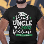 2023年誇りを持った学年黒緑タッセル学名 Tシャツ<br><div class="desc">2023年祝タイポグラフィの叔父さんモダンとブラックとグリーンのを使用したTシャツでは、テンプレート分野を編集して卒業した年と名前を付けたこのTシャツを簡単に卒業カスタマイズ。このTシャツは、家族のコーディネートが多い「卒業家族マッチングTシャツ」の一部だ。</div>