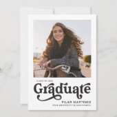 2023年2枚の写真を使用したタイポグラフィ卒業発表 招待状 (正面)