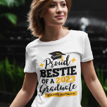 2023誇りを持った年の卒業生の友最高の人の悩み Tシャツ<br><div class="desc">2023年の卒業生のBESTIEを使用して祝最高ののタイポグラフィと金ゴールドフォントのブラックのグラッドキャップとテンプレートフィールドを編集して、卒業年と卒業名で簡単にパーソナライズされたブラックのを使用して2023年の卒業Tシャツ。</div>