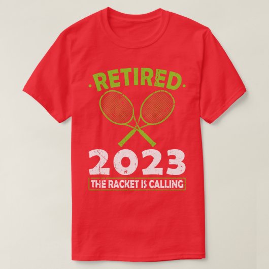 2023退職したテニスラケットがテニスを呼んでいる Tシャツ (デザイン正面)