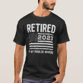 2023退職した年はもう私の問題ではないアメリカ国旗 Tシャツ (正面)