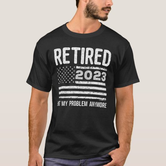 2023退職した年はもう私の問題ではないアメリカ国旗 Tシャツ (正面)