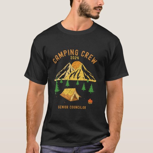 2024おもしろいキャンプ旅行タイトル上級参事長 Tシャツ (正面)