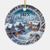 2024カスタム年の美しい古いヴィンテージクリスマスタウン セラミックオーナメント (正面)
