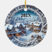 2024カスタム年の美しい古いヴィンテージクリスマスタウン セラミックオーナメント (裏面)