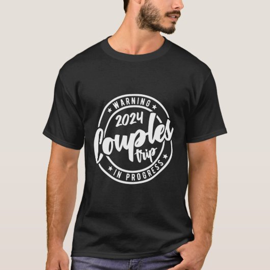 2024カップルのロマンチックな旅の進行中 Tシャツ (正面)