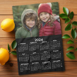2024カレンダーと写真 – 基本白黒 キッチンタオル<br><div class="desc">キッチンに便利なアイテム。2024年のカレンダーの上部に家族写真の場所。これは、すべての日付の完全な年ビューを示す。</div>