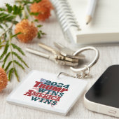 2024トランプ勝利 – アメリカ勝利 キーホルダー (正面右)