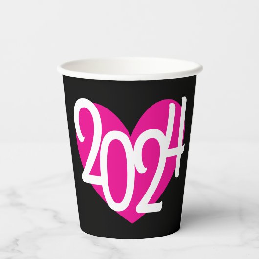 2024ピンクのハートグラフィック新年パーティーのブラック 紙コップ (裏面)
