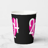 2024ピンクのハートグラフィック新年パーティーのブラック 紙コップ (左)