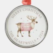2024ピンクパーソナライズされたトナカイのメリークリスマス メタルオーナメント (正面)