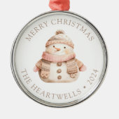 2024ピンクパーソナライズされた雪だるまメリークリスマス メタルオーナメント (正面)