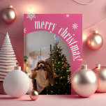 2024ピンクレトロメリークリスマスグリッターフォトカード シーズンカード<br><div class="desc">ピンク祝レトロメリークリスマスグリッターフォトカードでシーズン！フェスティバル白いスノーフレークの背景とレトロなフォントパーソナライズされたと、背中にグリッターのメッセージを持つ家族の写真デザインを搭載し、このカードはあなたの休日の挨拶に輝きと魅力のtouchを追加する。温かい願いをスタイルで送るのに最適</div>