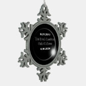 2024年および2017年の二重日食太陽の スノーフレークピューターオーナメント (左)