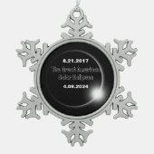 2024年および2017年の二重日食太陽の スノーフレークピューターオーナメント (正面)