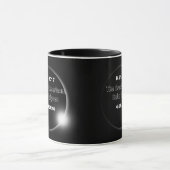 2024年と2017年の二重日付の皆既日食 マグカップ (中央)