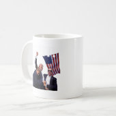 2024年のトランプ生き延び選手が選挙戦で撃たれた コーヒーマグカップ (正面左)